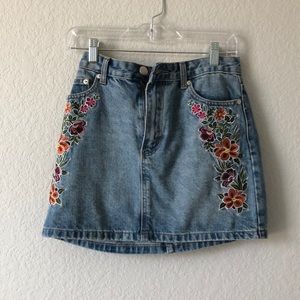Denim mini skirt with floral embroidery